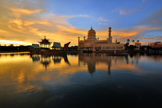Sultan Omar Ali Saifuddien Mosque, Brunei during burning sunset