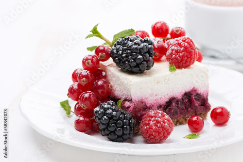 Белый торт с кусочками фруктов загрузить
