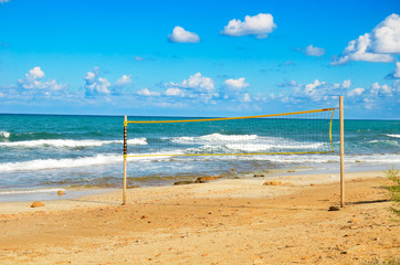 Obraz na płótnie Canvas siatka do siatkówki na plaży