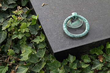 Grabplatte mit Ring