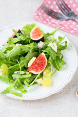 salad with gorgonzola cheese and arugula
