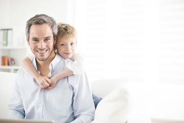 Obraz premium Father and his young son smiling