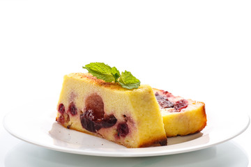 Cottage cheese pie with berries