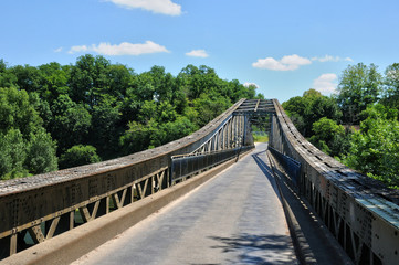 Fototapeta na wymiar France, iron bridge of Lacave in Lot