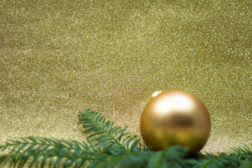 Goldener Weihnachtskugel