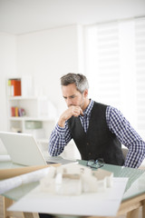 Naklejka premium Architect working at his laptop on the office