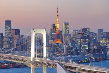 Selbstklebende Fototapeten Tokyo Bay an der Rainbow Bridge und dem Tokyo Tower © torsakarin
