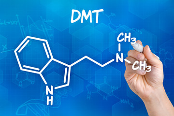 Hand zeichnet chemische Strukturformel von DMT