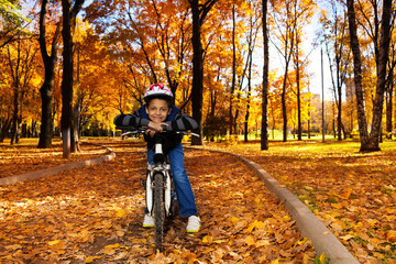Obraz premium Riding a bike at autumn