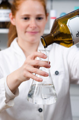 apothekerin füllt chemikalie ab