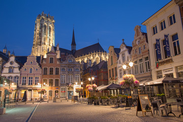 Fototapeta na wymiar Mechelen - Grote Markt i katedra św Rumbolda