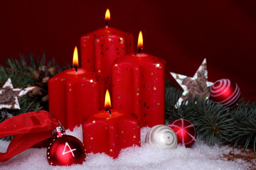 vier rote Adventskerzen