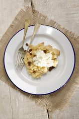 baked apple crumble with raisins and cream