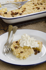 baked apple crumble with raisins and cream