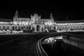 Obraz premium Spanish Square (Plaza de España) in Sevilla at night, Spain.