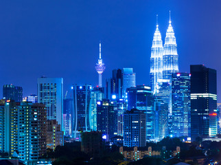 Fototapeta premium Kuala Lumpur linia horyzontu w nocy