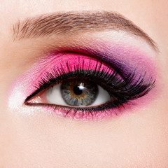 Naklejka premium kobiece oko z jasnym różowym makijażem piękny moda