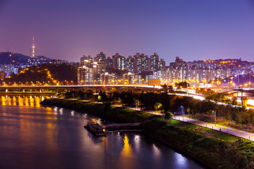 Fototapeta na wymiar Miasto w nocy Seulu