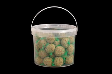 Seau de balles de nourriture pour oiseaux