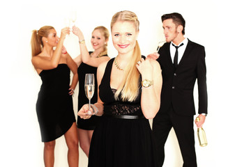 Freunde feiern Silvester