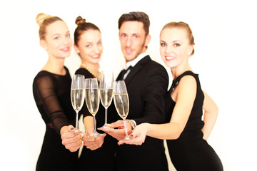 Freunde stoßen mit Champagner an