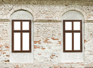 Fototapeta na wymiar stary ceglany dom z białymi oknami ściany