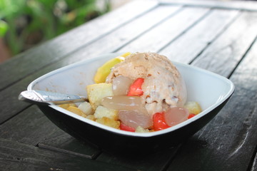 Ice coconut cream and Thai mixing ingredient