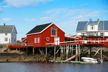 Fototapeta na wymiar Tradycyjny norweski nadmorskich. Drewniane domy na skalistym współpracy