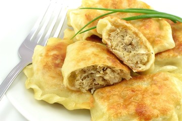podsmażane pierogi z mięsem i kapustą