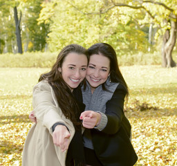 Fototapeta premium übermütige Schwestern