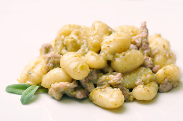 gnocchi con salsiccia e salvia