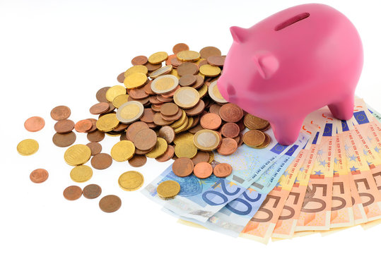 Maialino salvadanaio con soldi isolato su sfondo bianco