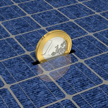 Eine Euro-M&uuml;nze wird gespart durch Solarenergie