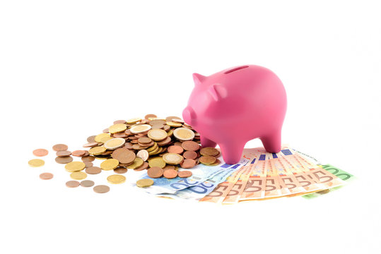 Maialino salvadanaio con soldi isolato su sfondo bianco