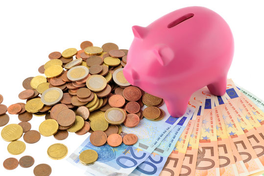 Maialino salvadanaio con soldi isolato su sfondo bianco