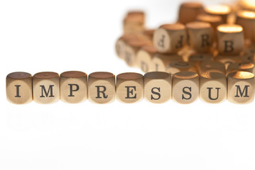 Wort "Impressum" aus Buchstabenwürfeln, freigestellt, Freisteller