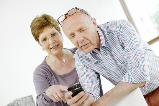 Seniorwn mit Smartphone