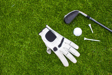 Obraz premium Golf equipment on green grass