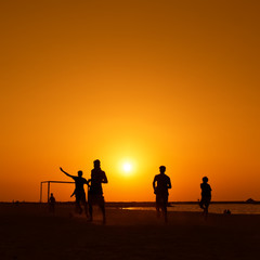 Fototapeta na wymiar Amatorów gry w piłkę nożną na plaży w Dubaju Jumeira