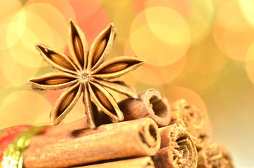 bożonarodzeniowe przyprawy, laski cynamonu, gwiazdka anyżu