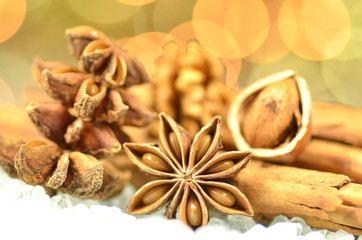 bożonarodzeniowe przyprawy, cynamon, gwiazdki anyżu i orzechy