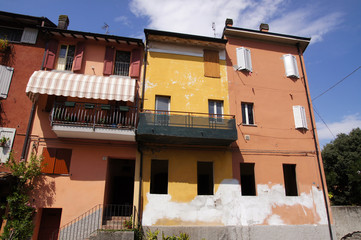 Maisons hautes en couleur à Spilamberto