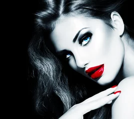 Fotobehang Vrouwen Sexy schoonheidsmeisje met rode lippen en spijkers. Provocerende make-up