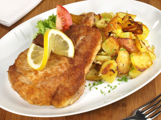 Schnitzel mit Bratkartoffeln