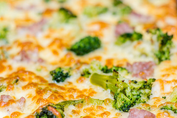 Pizza con broccoli e salsiccia