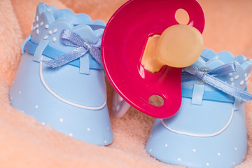 kleine Babyschuhe zur Geburt mit Nuckel
