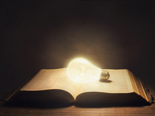 Obraz premium Bible with light bulb