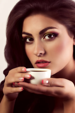 Beautiful woman with coffee cup. Fashion portrait
