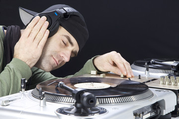 DJ beim auflegen und Musik hören