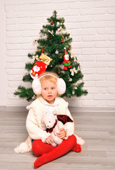 Obraz na płótnie Canvas Little girl and christmas tree